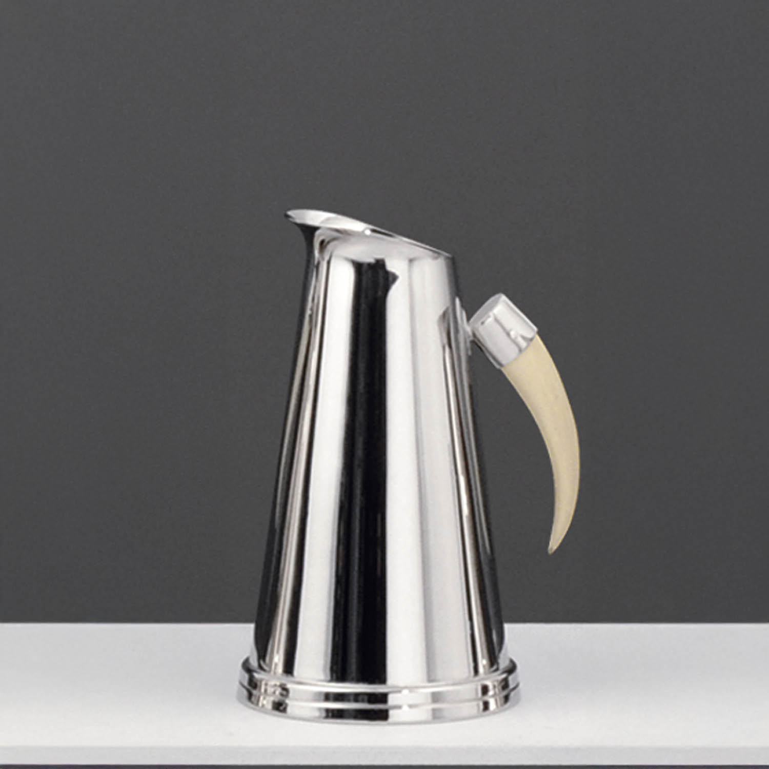 JARRA CONICA LION Nº2 CON CUERNO BLANCO h19cm