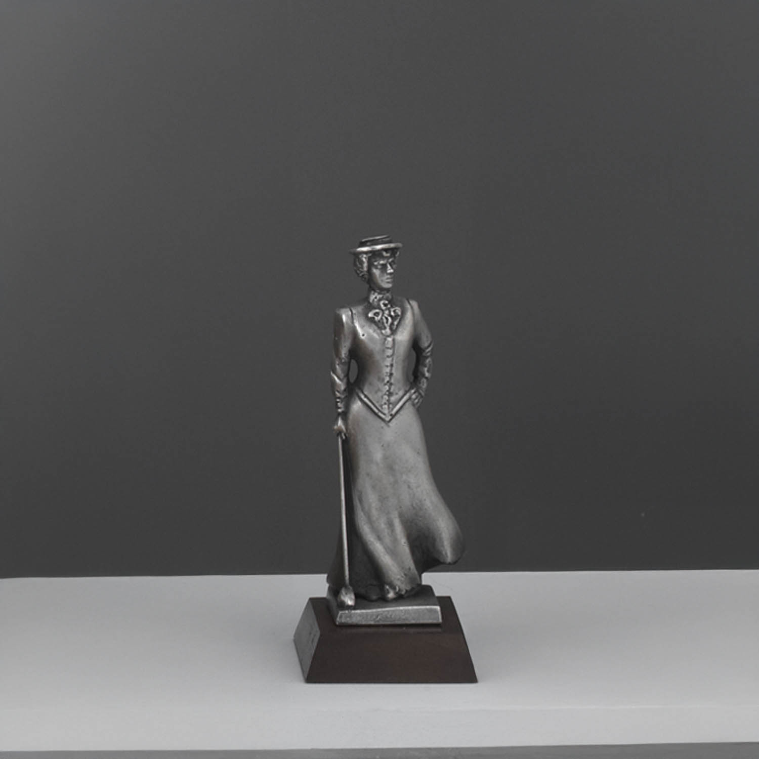 FIGURA DAMA PLATEADA h.22cm