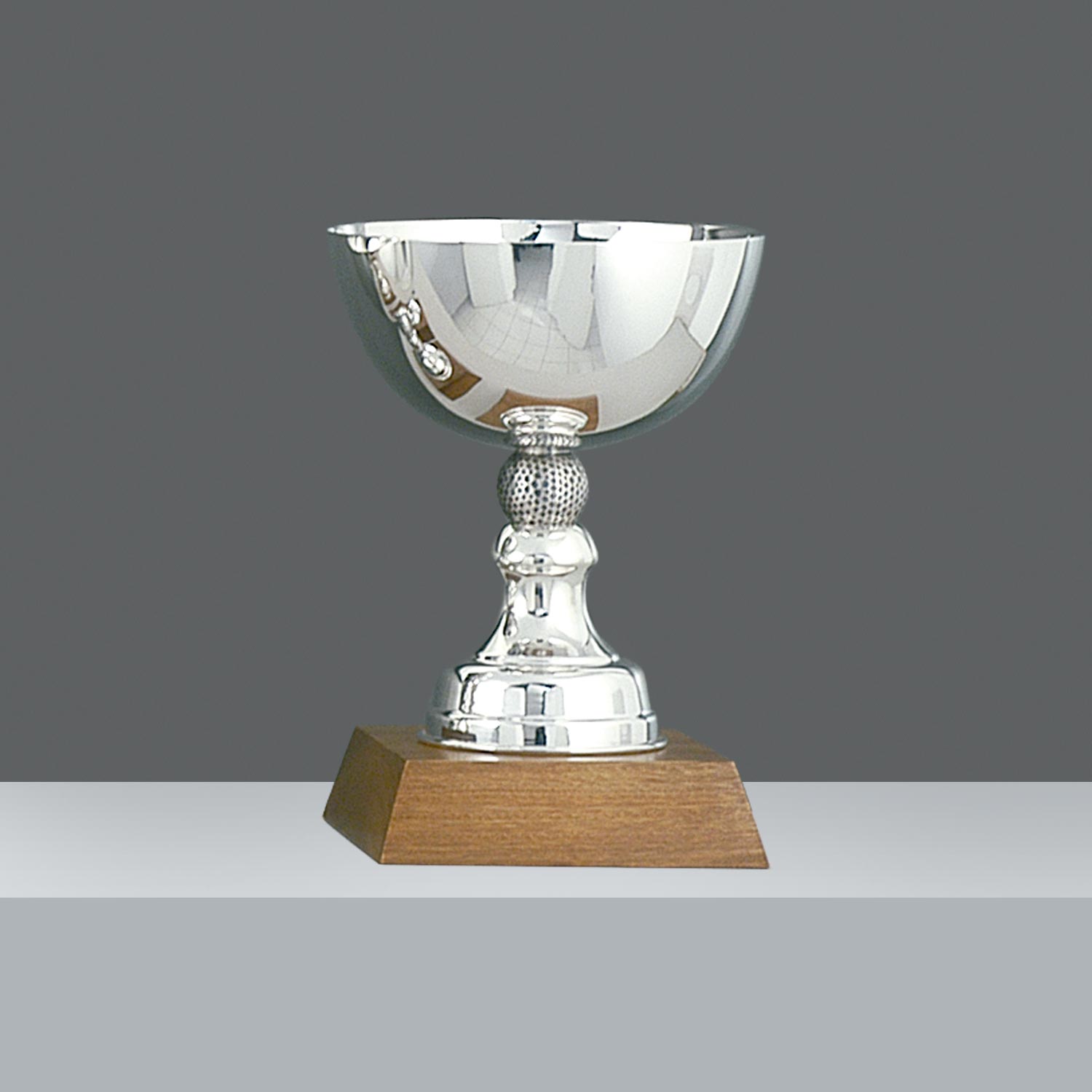 COPA SCOTCH Nº7 CON PIE Y PELOTA DE GOLF h. 32 cm
