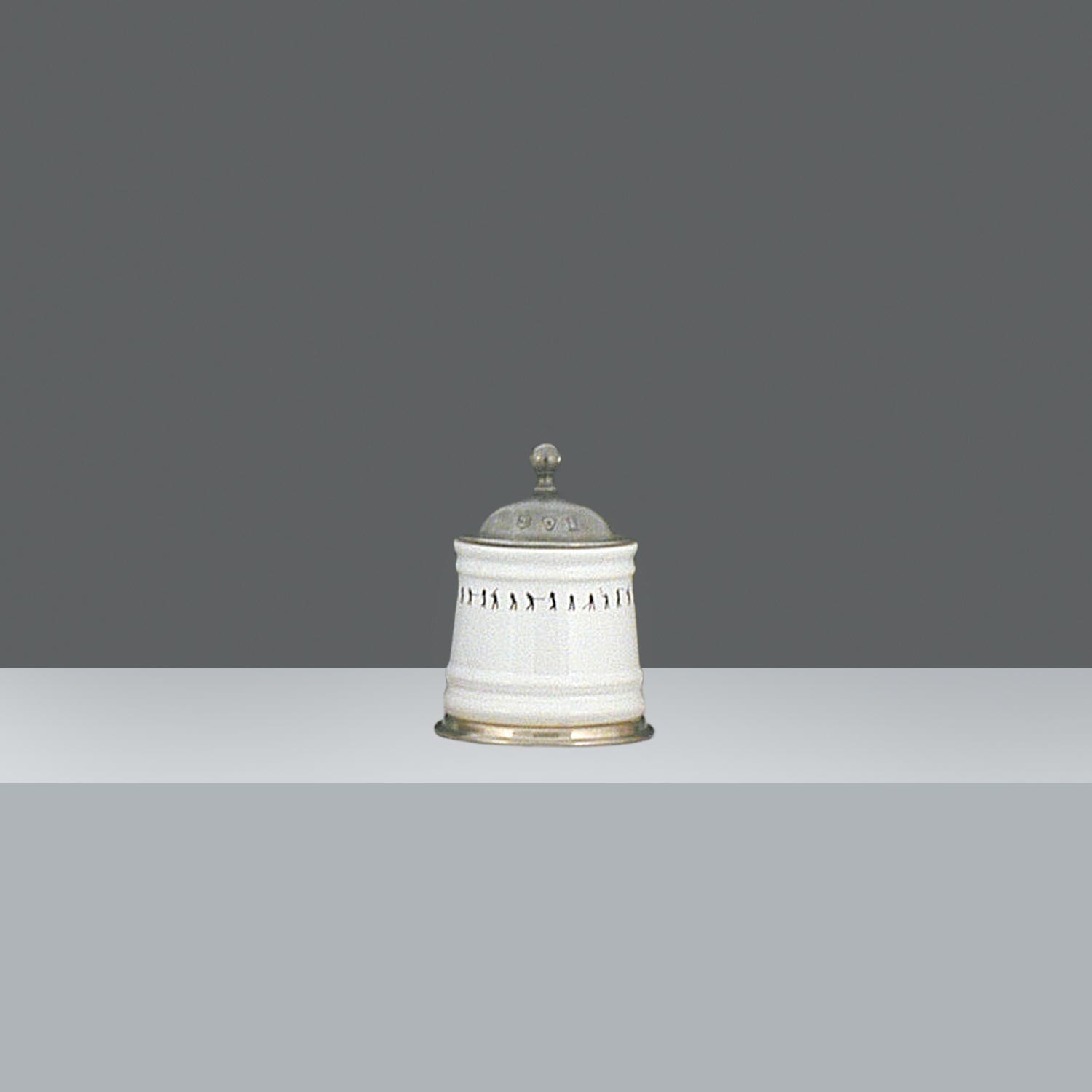 AZUCARERA CERAMICA C/PIE Y TAPA PELTRE  h. 14 cm