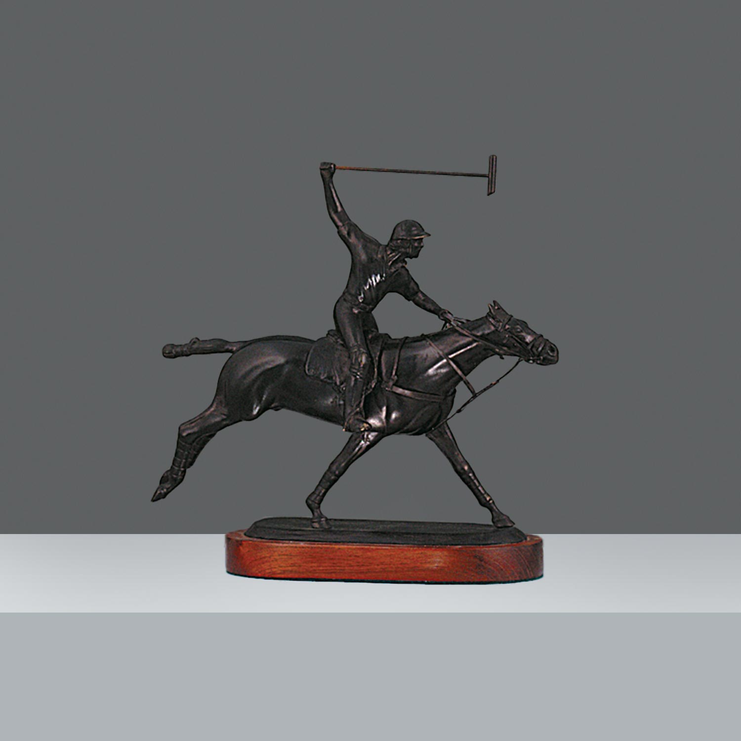 ESTATUILLA POLISTA 04