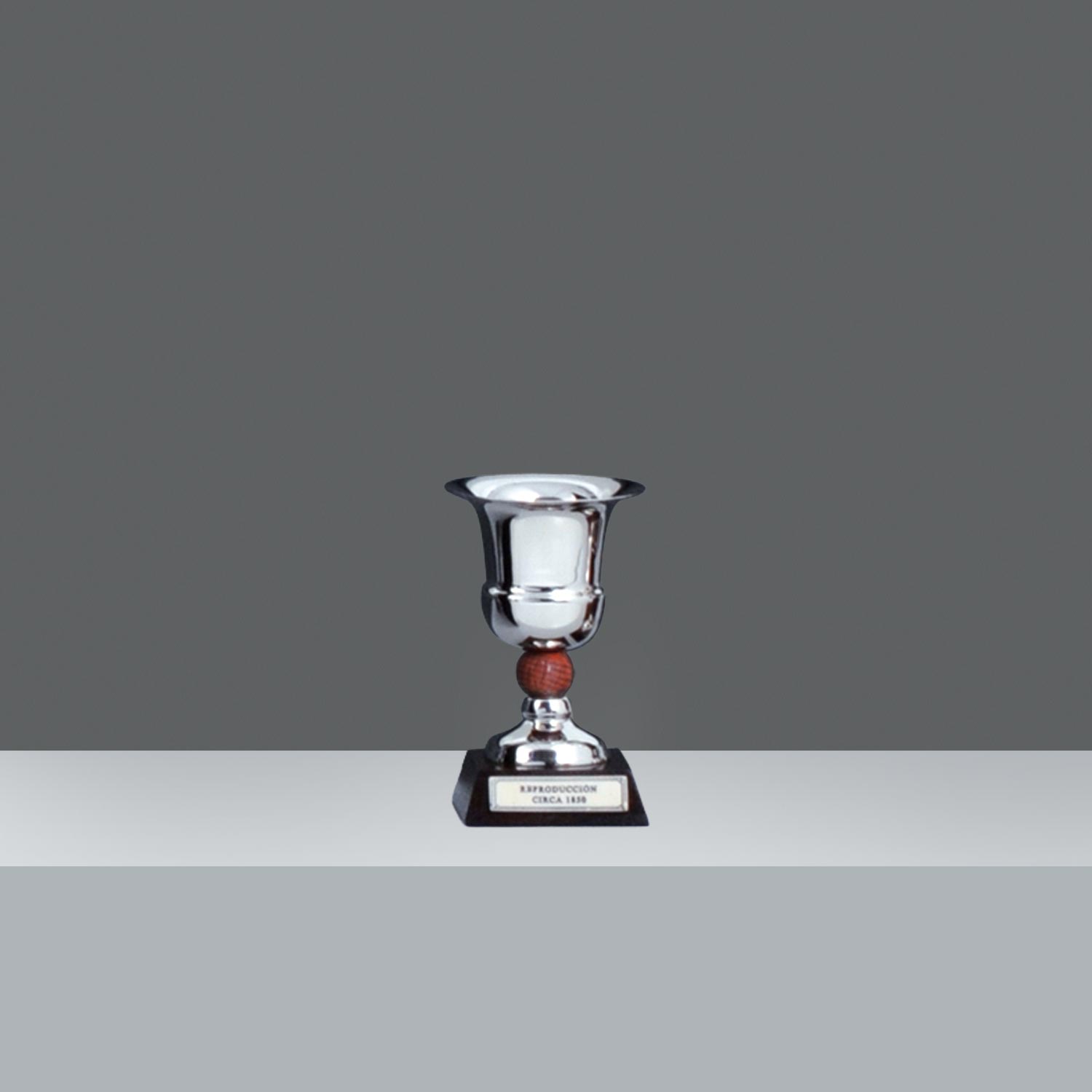 COPA AMBASSADOR CON PELOTA RESINA Nº2 h.12cm