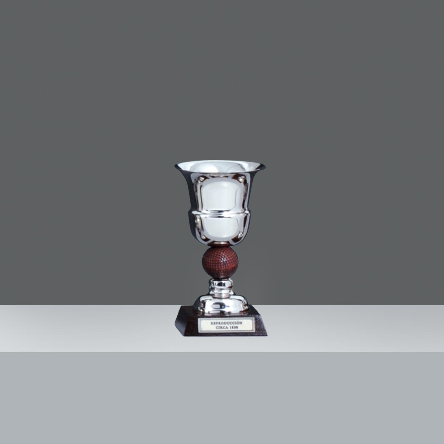 COPA AMBASSADOR CON PELOTA RESINA Nº3 h.14.5cm